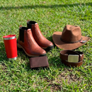 Kit de Bota Masculina Adventure em Couro Legítimo com Solado Antiderrapante + 4 BRINDES: Carteira, Chapéu, Cinto e Copo Térmico